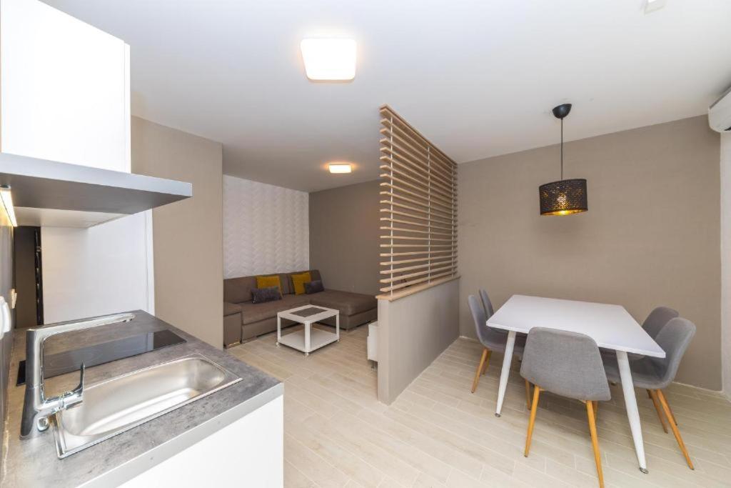 Apartments Gavran 2. Baska Voda Bagian luar foto