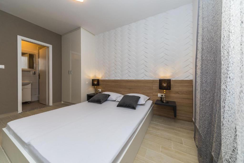 Apartments Gavran 2. Baska Voda Bagian luar foto